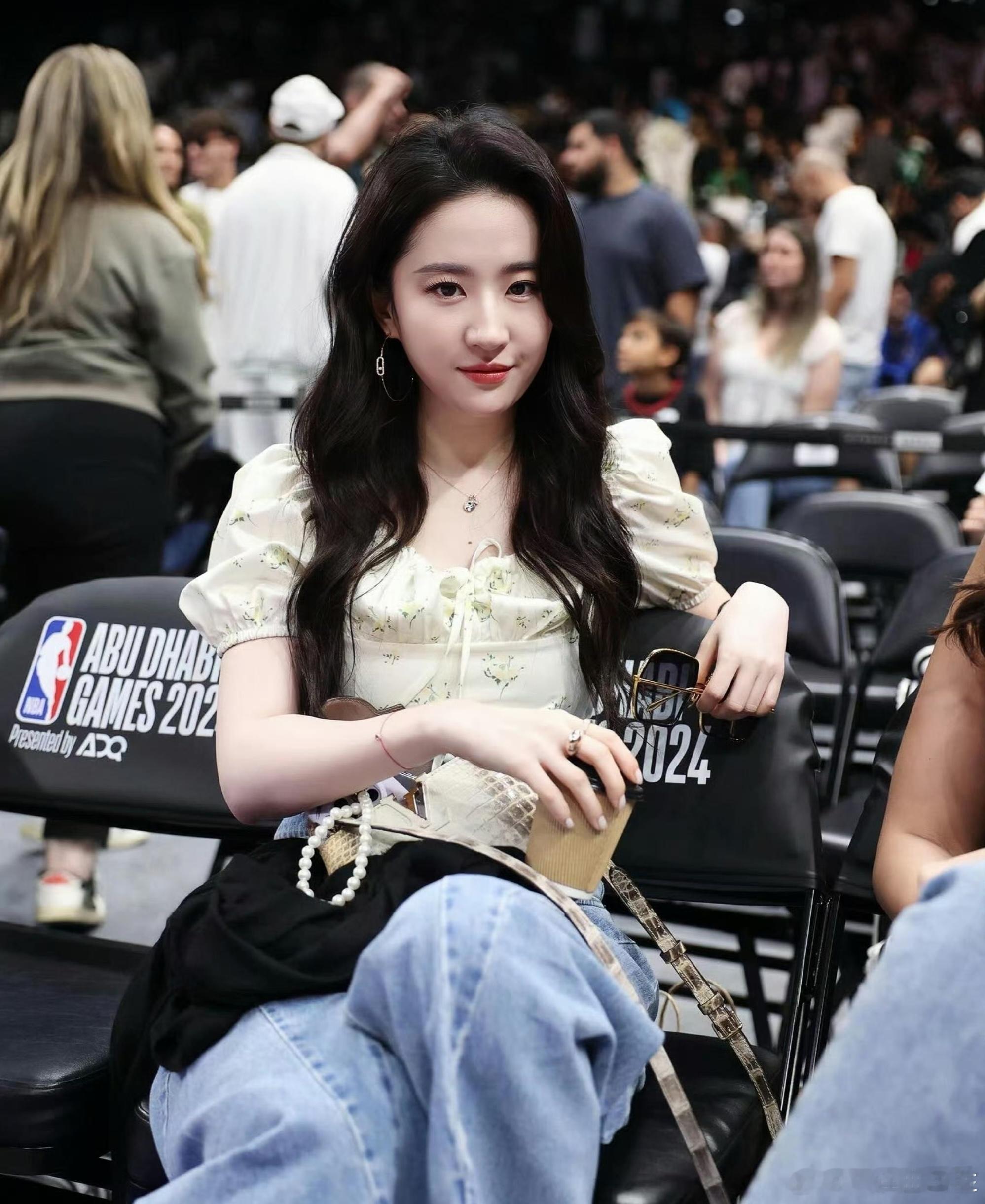 #刘亦菲阿布扎比观赛NBA##nba# 我是#掘金# 球迷，回家的感觉真好！[心