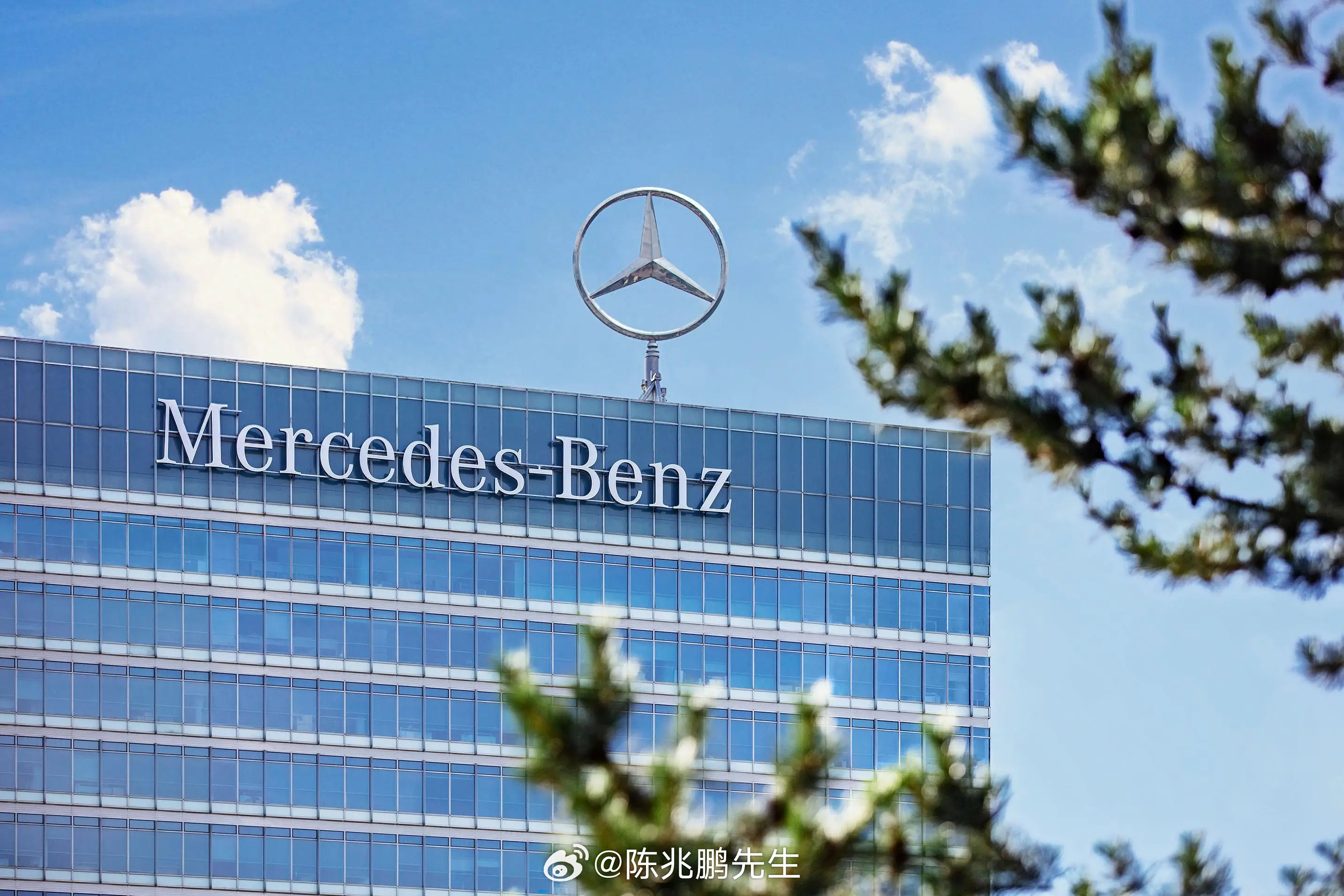 奔驰取消德国9万名员工年终奖豪华车企也直面行业压力。奔驰将德国约9万名员工的转型