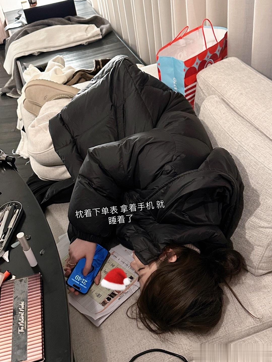 刚刚收工和团队吃完饭大家说今天白天拍的不够多 晚上还是决定回酒店房间继续拍 赶赶
