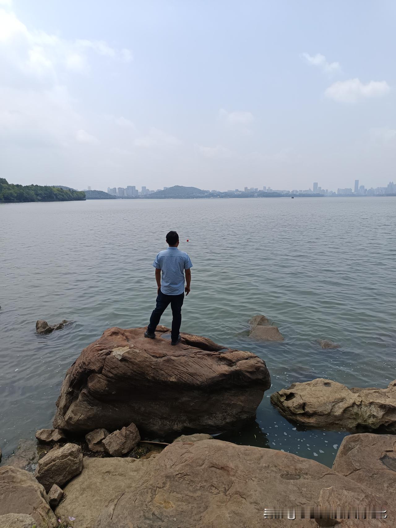 我老婆是一个好吃懒做的人。每次不上班都要睡到10点，脾气暴躁，谁也不敢说她。她经