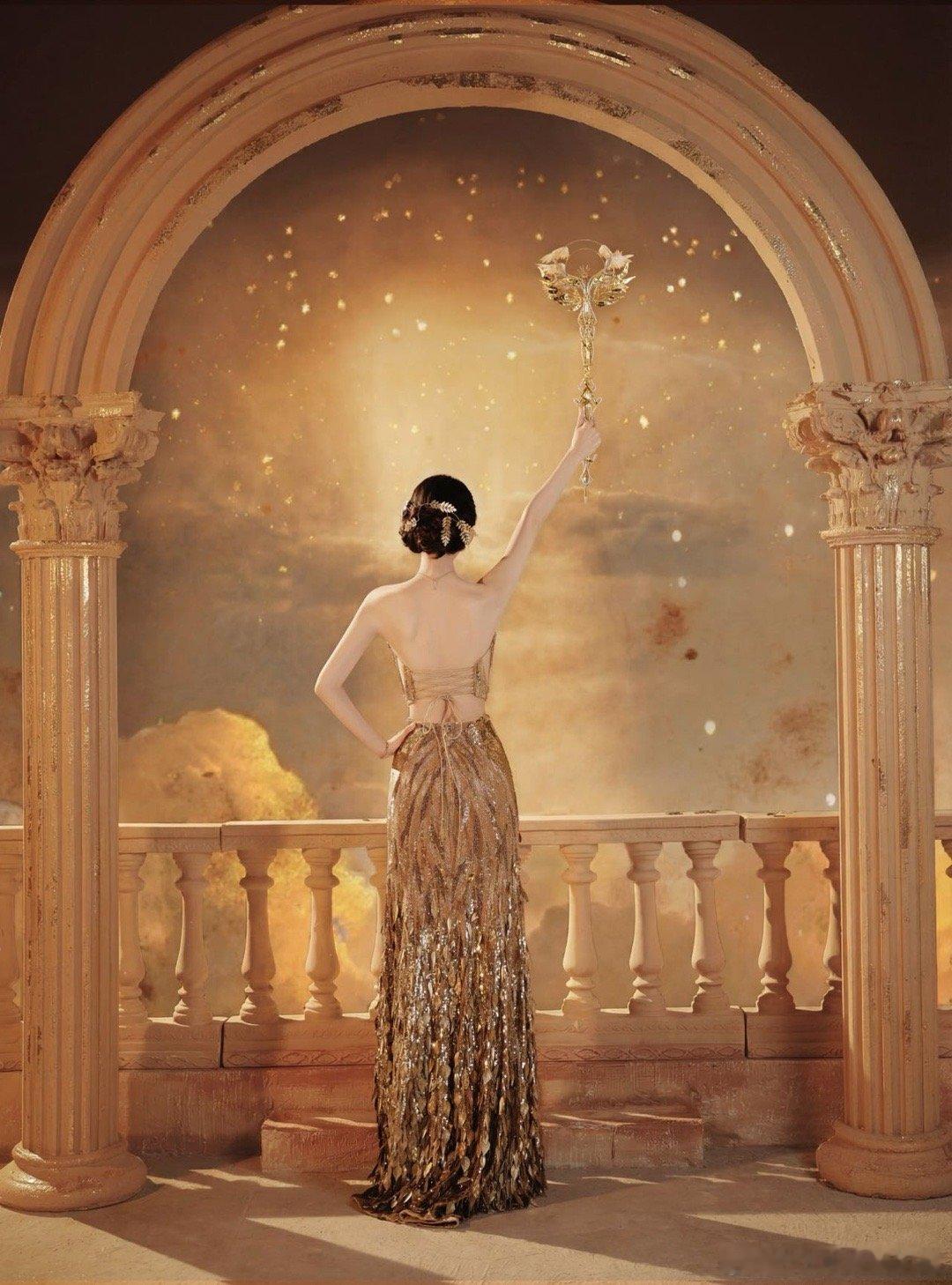 孟子义鎏金女神 从发丝到裙摆都在发光！孟子义完美驾驭鎏金造型，诠释了什么叫“优雅