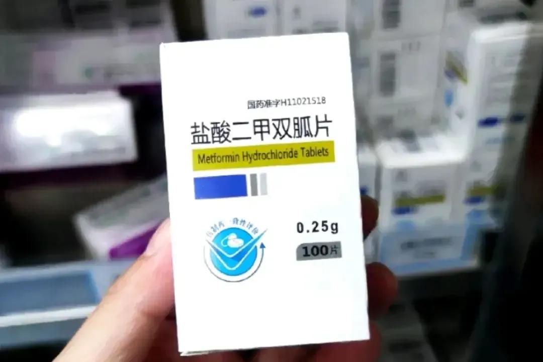 说起二甲双胍，这可是糖尿病患者非常常用的药物之一。安全、有效、价格亲民，这“三板