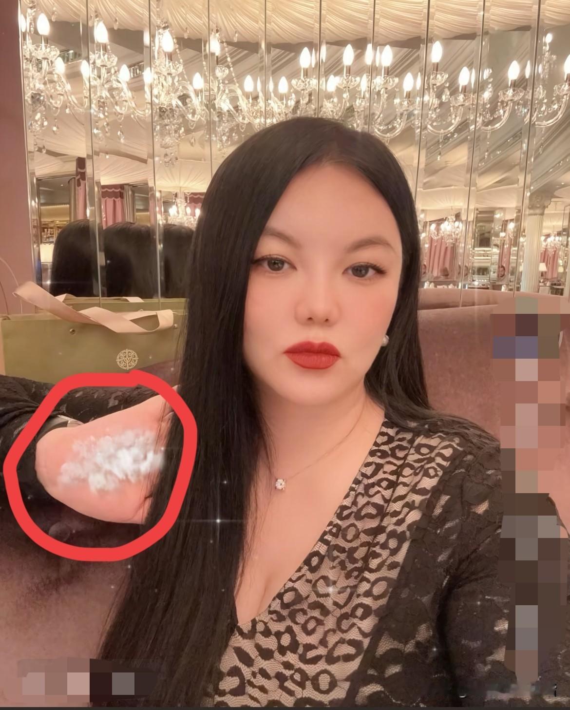 想多了吧，偷听到了母女俩的悄悄话，探窥了人家的隐私，却还说风凉话？

果然有钱人