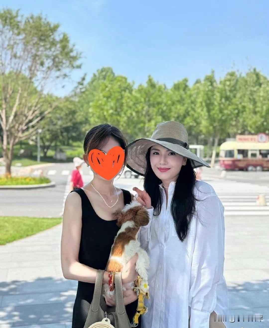 近日，有网友在阿那亚偶遇了46岁的演员刘涛。她当时穿着白色衬衫搭配卡其色热裤和吊
