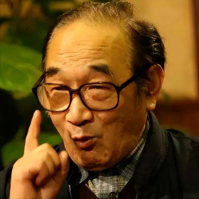 演员，姜昆说，春晚的第一个小品，是严顺开演的，和斯琴高娃一起演的，逛厂甸，接下来