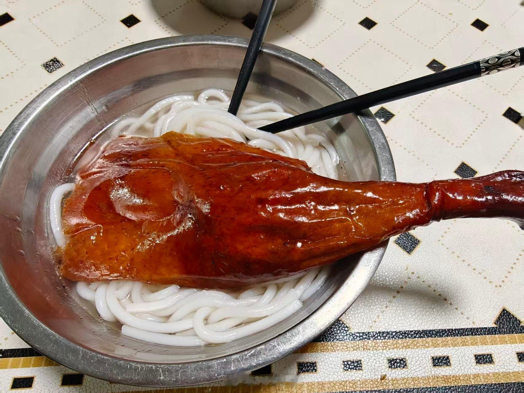 对于鹅腿阿姨被曝以鸭腿冒充 这事上热搜我也很难理解，但北京是美食荒漠是毫无争议。