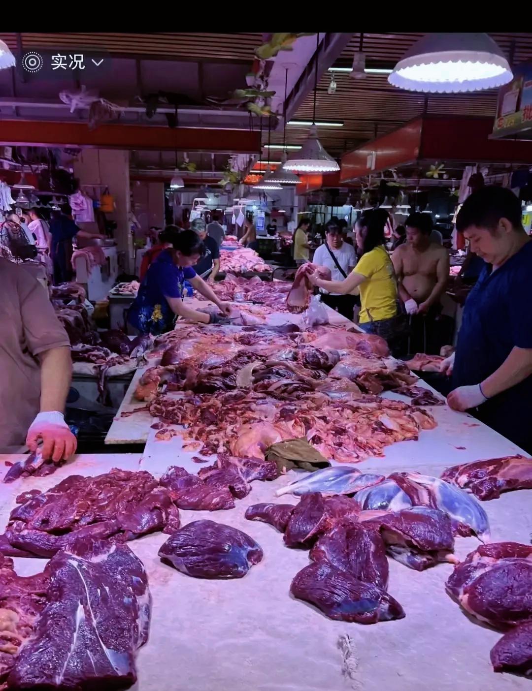 早上去市场买180元的肉，我糊里糊涂付了18元就回家了。直到收到银行扣款短信，才