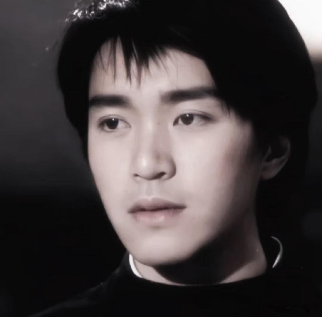 周星驰在人们心中永远是独一档的横跨70、80、90后的共同青春就是周星驰，地位永
