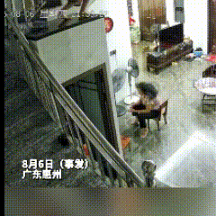 广东惠州，8岁小男孩在家看奥特曼看得入迷，脑子完全跟着动画片走，真把自己当成了不