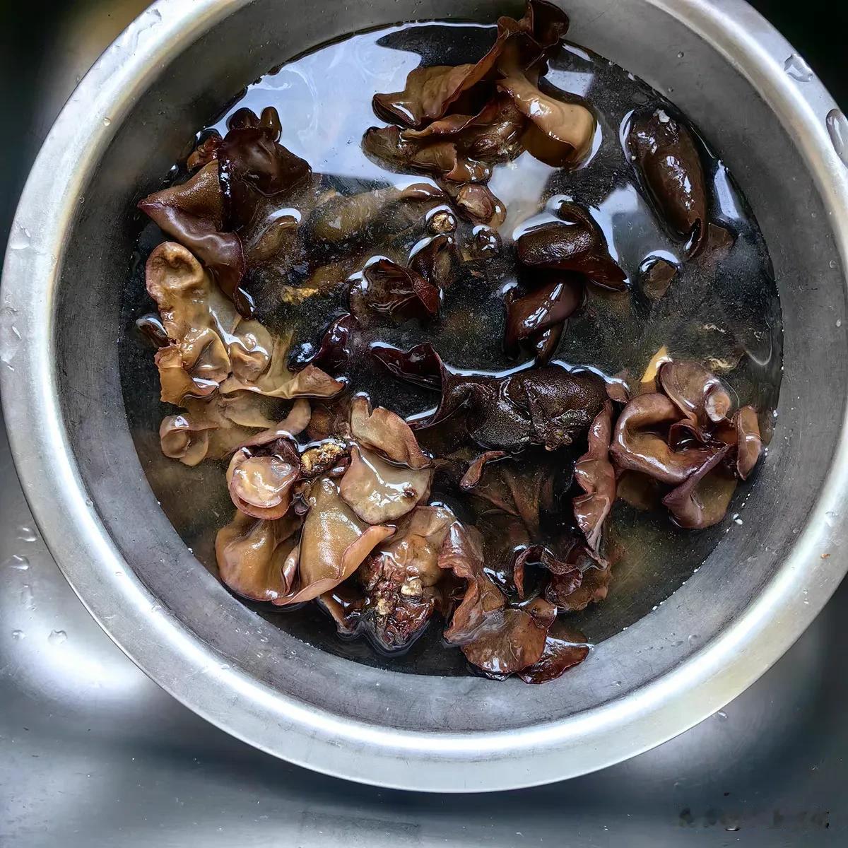 #记录我的9月生活#

泡发木耳我都是直接加水泡发的，但是有人说这样泡发是错误的