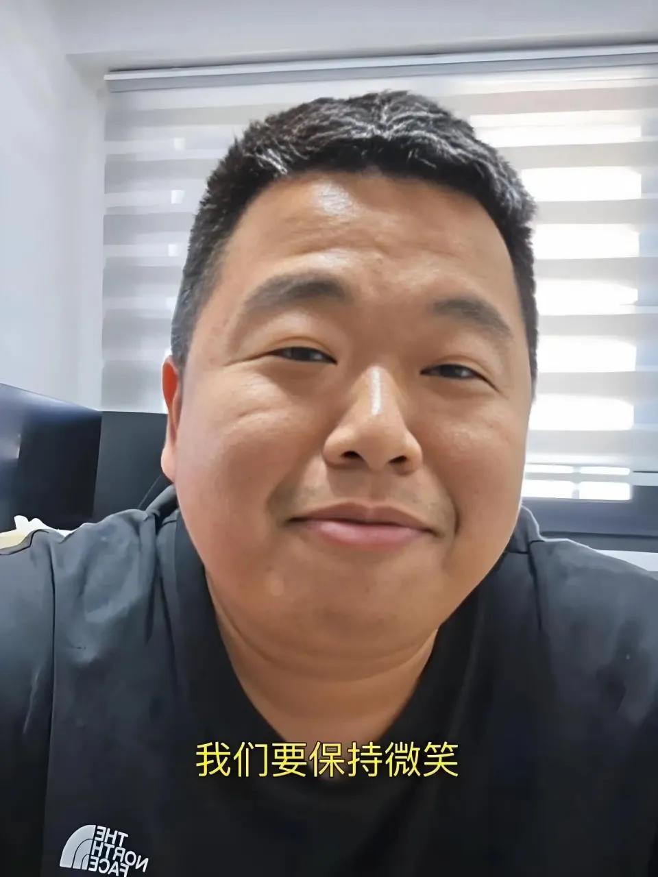 都不知道这家伙怎么红的？
吊儿郎当的，吹嘘着年收入上亿！


作为几千万粉丝的博
