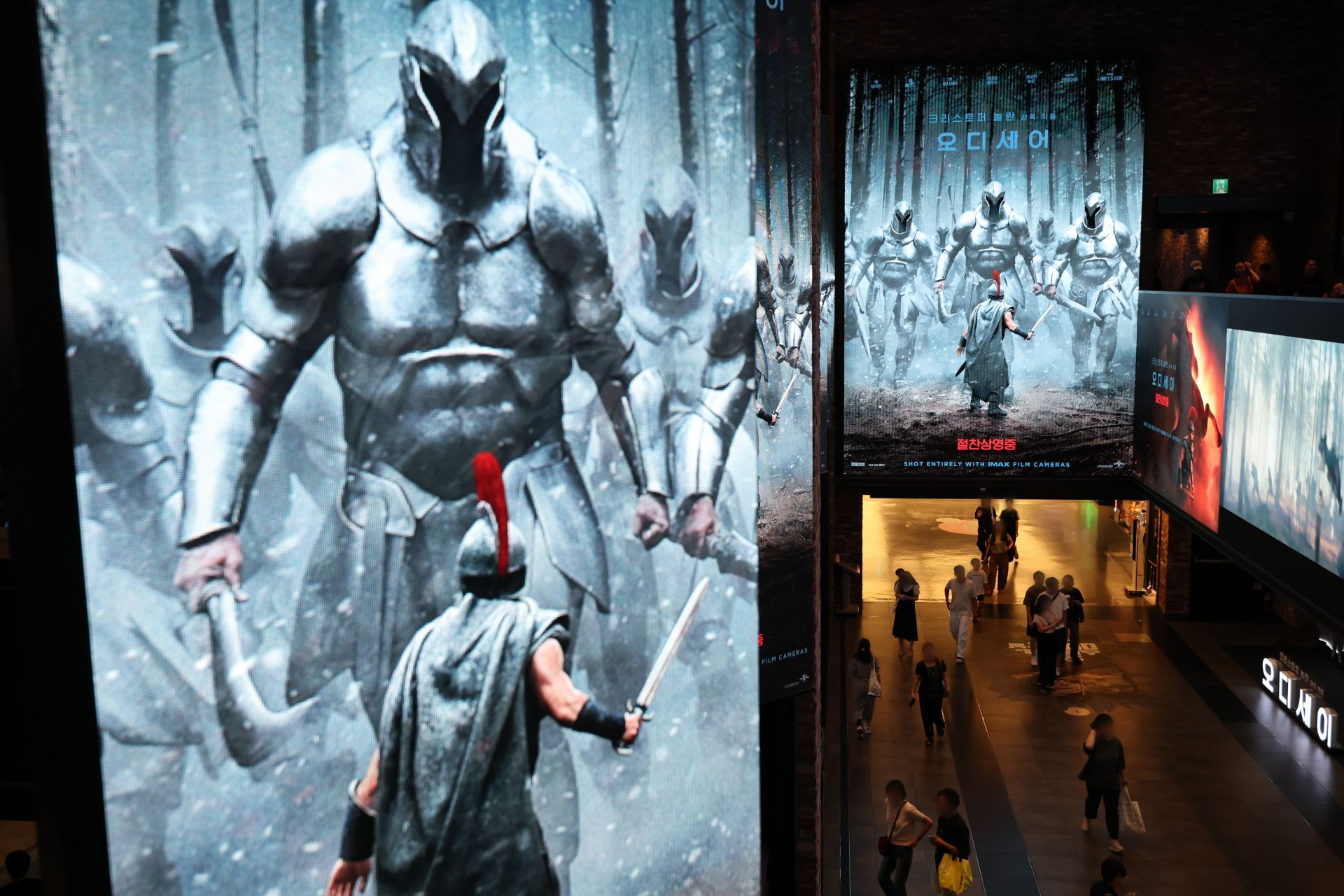 据韩媒报道，韩国能够放映1.43画幅的IMAX GT影厅CGV龙山店不得不在20