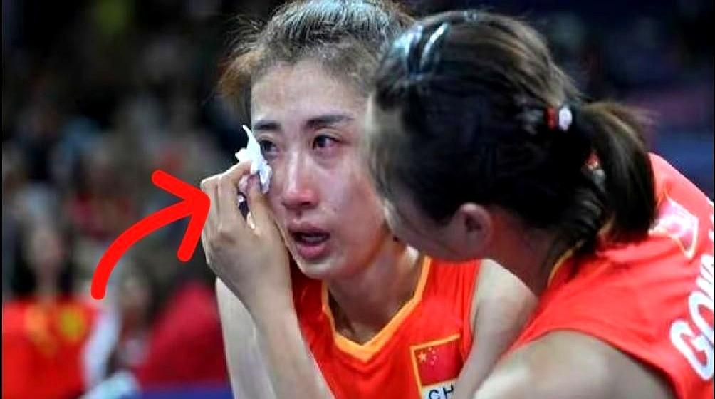 一直以为李盈莹缺席6月世联赛只是为了给后续比赛留后手。
结果是她脚踝老伤根本没好