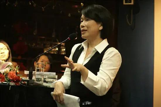 龙应台，好像自“大国崛起，小民尊严论”和“下水道良心论”之后就臭大街了。 ​​​
