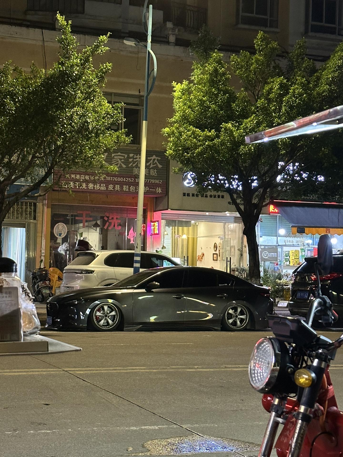 一个人，吃着路边摊看着自己的车，也是一种快乐