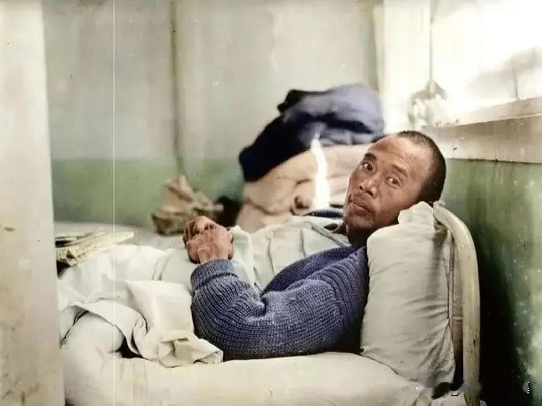1933年，喜峰口战役结束后，正在病床上接受治疗的29军2团团长李曾志的留影。李