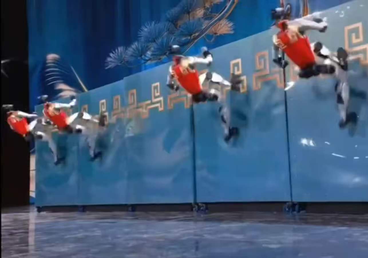 机器人承包新春氛围感 作为一个强迫症，真的很爱看这种整齐划一的画面👍机器人翻跳