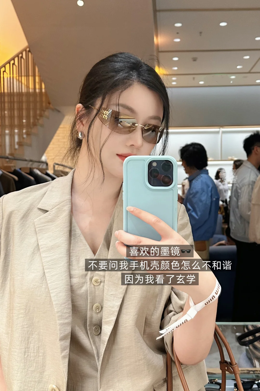 左滑和李斯丹妮一起逛Miu Miu