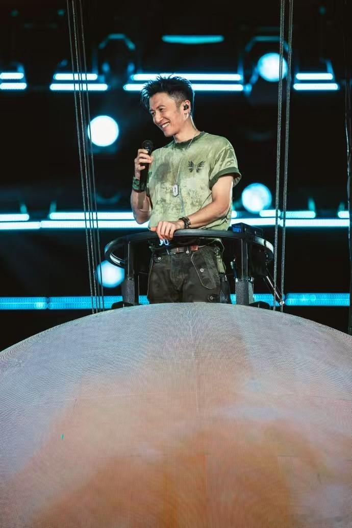 谢霆锋温州演唱会官宣谢霆锋终于要来温州了 以前只能在外面追演出，现在谢霆锋温州演