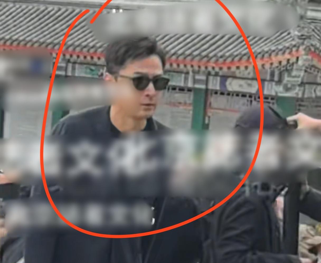 胡歌太有情有义了！他竟然连夜从金鹰奖颁奖的现场飞回了北京，低调现身八宝山参加游本