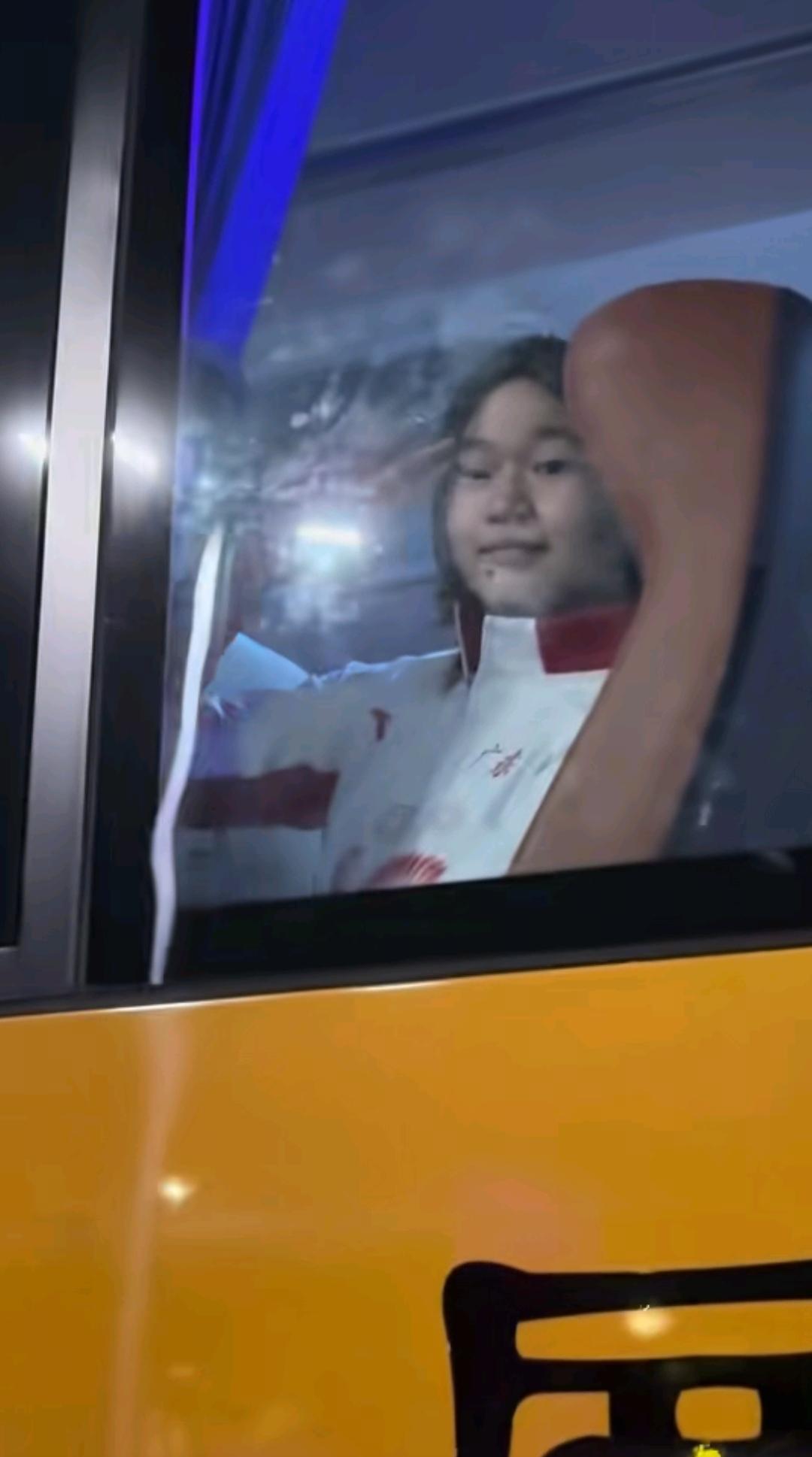 11月9日晚上，有粉丝看到全红婵在夜晚坐上了大巴车，大巴车在发动前，有送行人员守