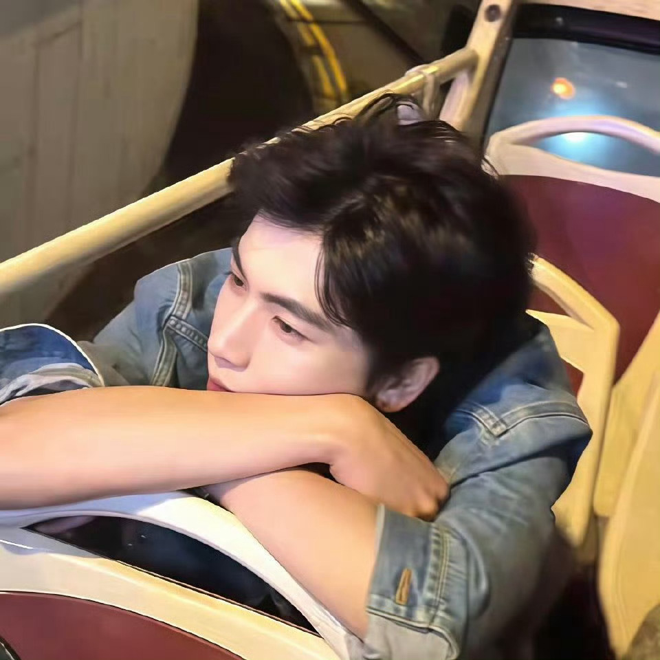 张凌赫纪录片状态夯爆了张凌赫纪录片预告里一直在震撼前几天登上法国第一大报纸今天就