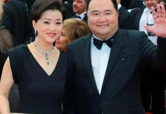 1994年，富豪吴征斥资500万买下一艘游艇，把有夫之妇杨澜邀到游艇大胆表白。杨