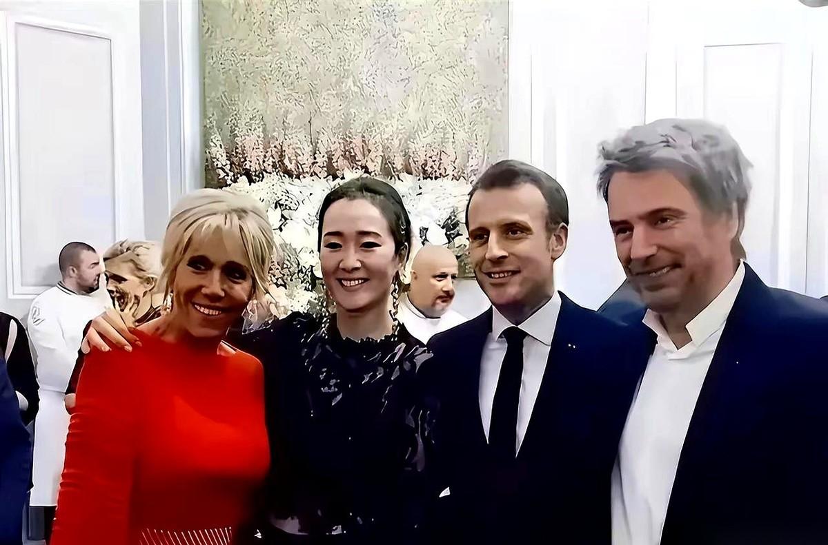 巩俐和她法国老公，陪着马克龙夫妇一亮相，我脑子里就俩字：绝了。
真的，这手牌打得