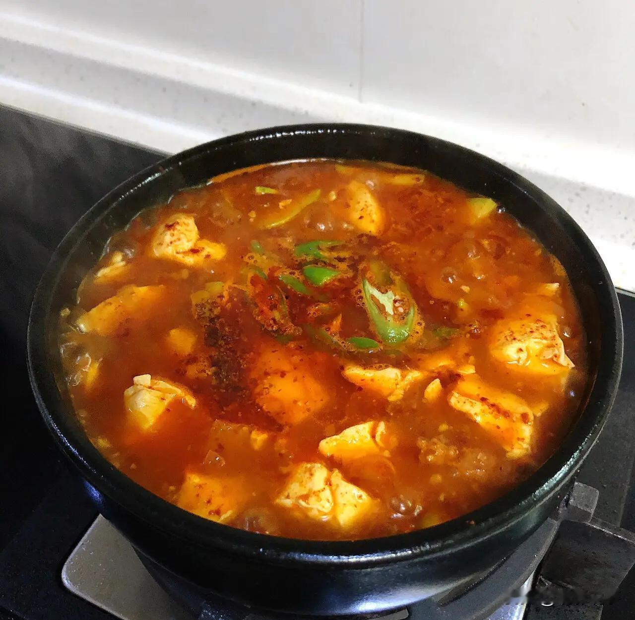 近期，韩国遭遇了一场由大豆进口短缺引发的豆腐供应危机。由于原料匮乏，全国各地的豆