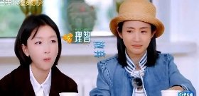 林依晨几乎素颜还在热场，她却冷脸厚粉、低头猛吃、吸溜咖啡 ​​​