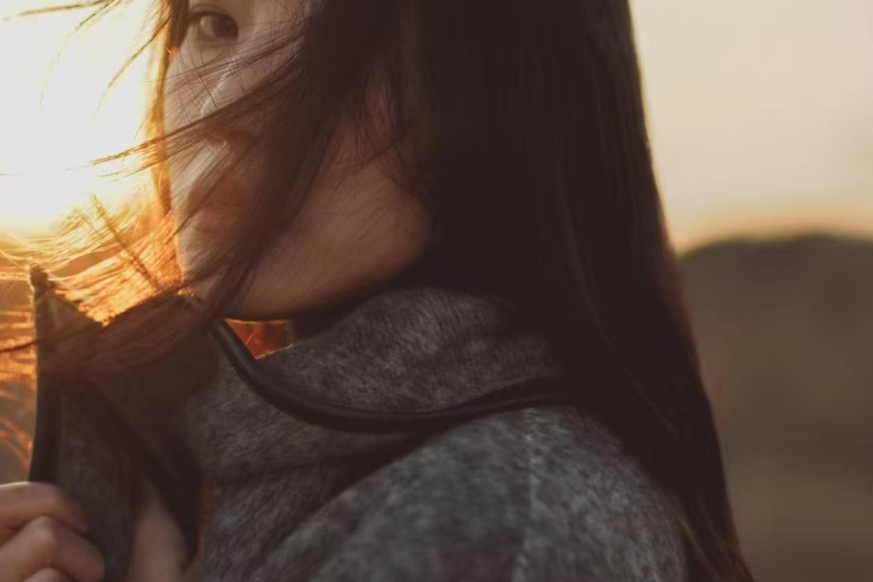 她站在风里
发丝缠绕成另一片芦苇
她与那棵树
互相成为彼此的孤岛💅🏻