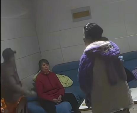 近日，安徽一儿媳和公公婆婆发生争吵，公公当着儿媳的面怒砸东西，丈夫则坐在沙发上一