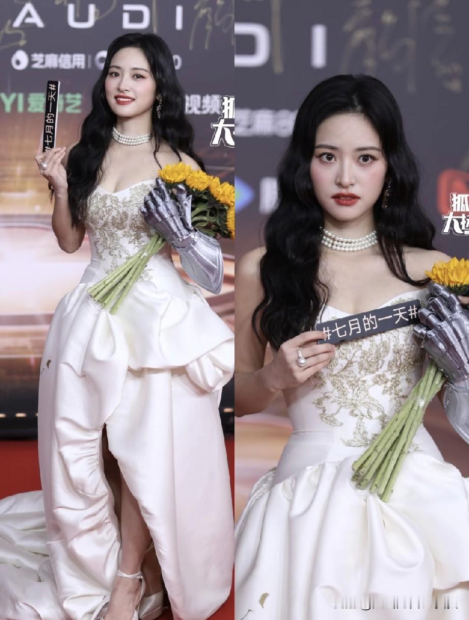 沈月能红，也算是挺让人不解的。

同为95🌸，她无论是和林允同框，还是和杨超越