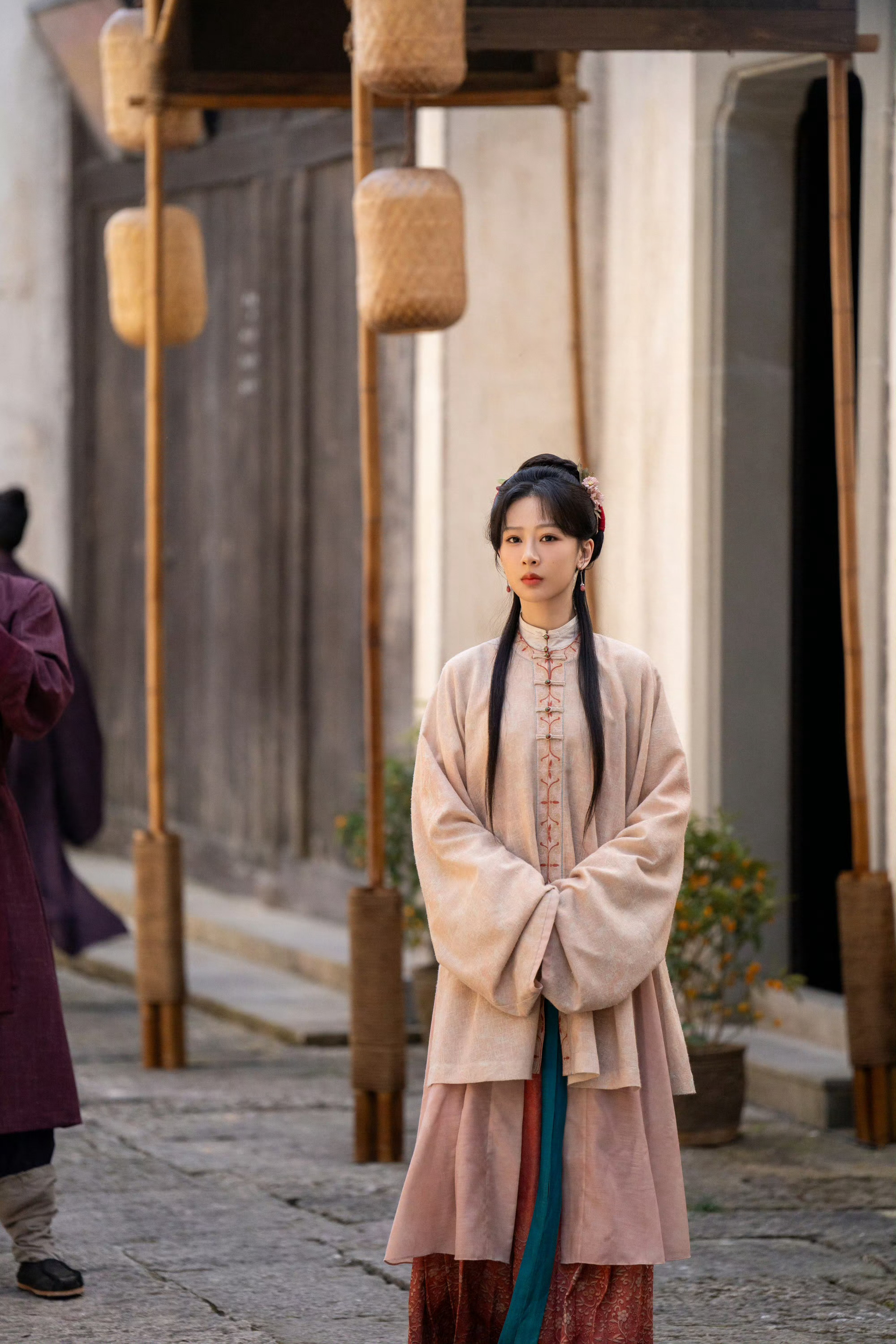杨紫 杨紫重回家业取景地 杨紫李祯 人真的好多啊，羡慕她们可以看到杨紫宝。大家都