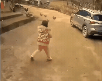 心太狠毒了，这个女人是孩子的亲妈吗？

大家看看这个视频，一名女子抱着一个几个大