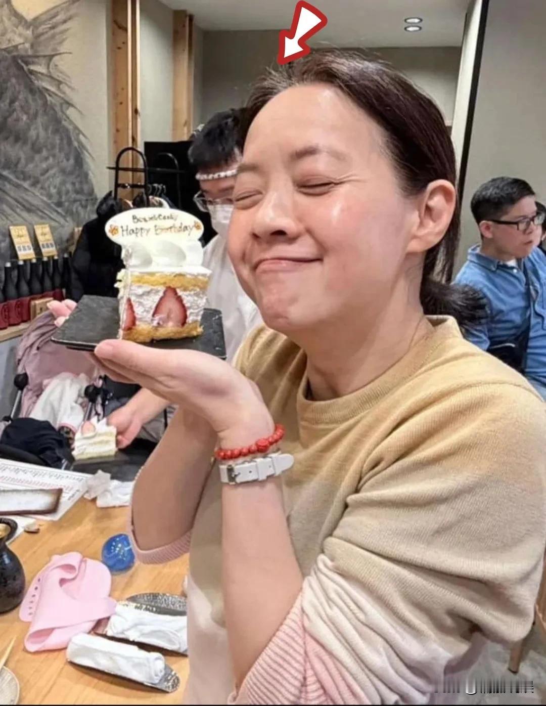 曾志伟女儿晒素颜庆生照，真的是勇气可嘉啊，一点明星包袱也没有。
曾宝仪晒53岁生