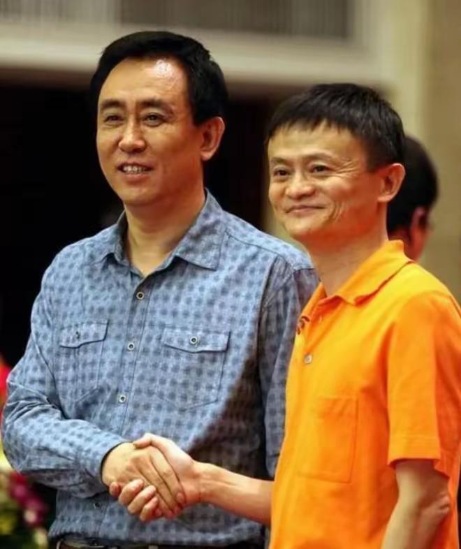 二位紧握手，
曾经多富有。
名利如云烟，
淡看福长久。