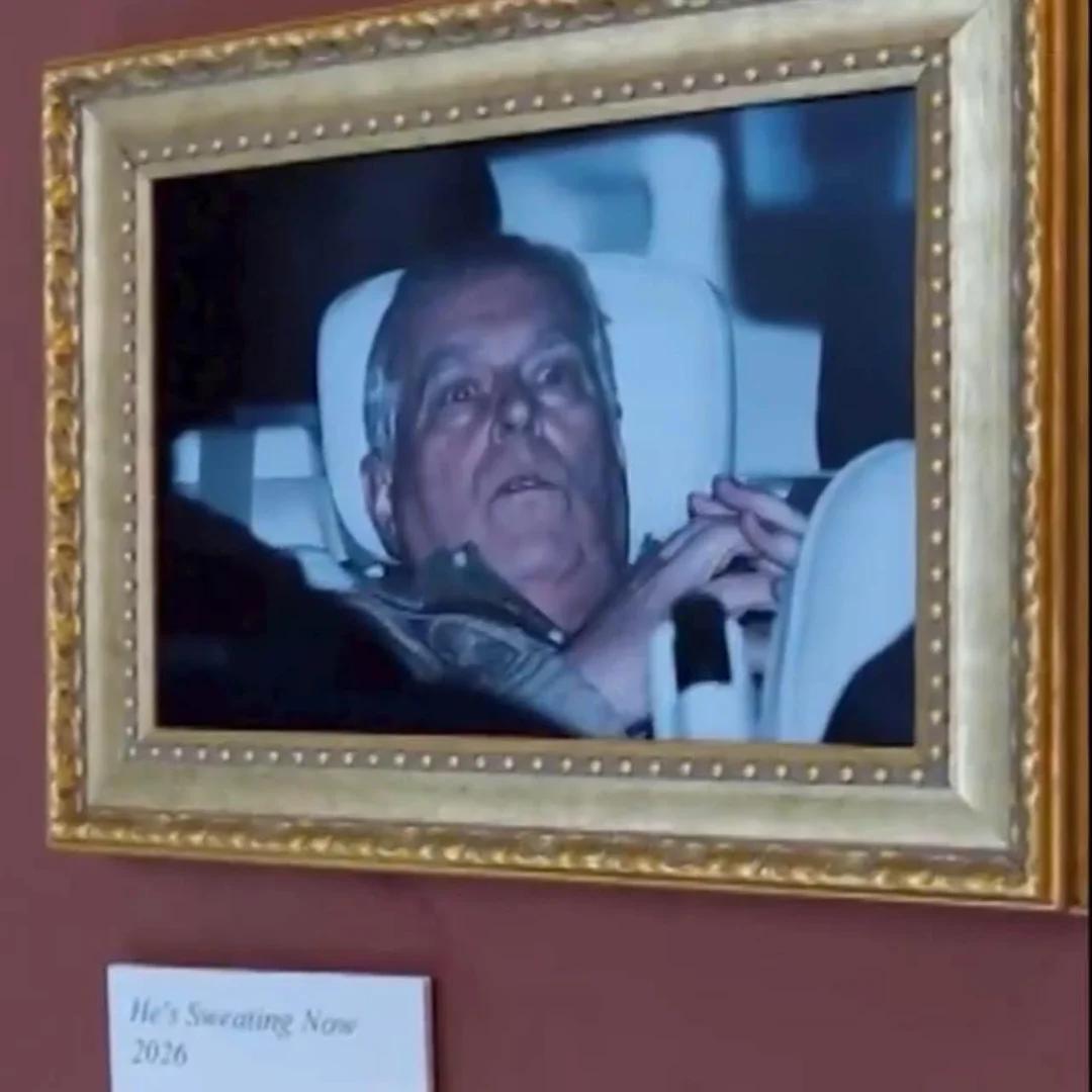 前安迪王子的照片被活动人士悬挂在卢浮宫博物馆。