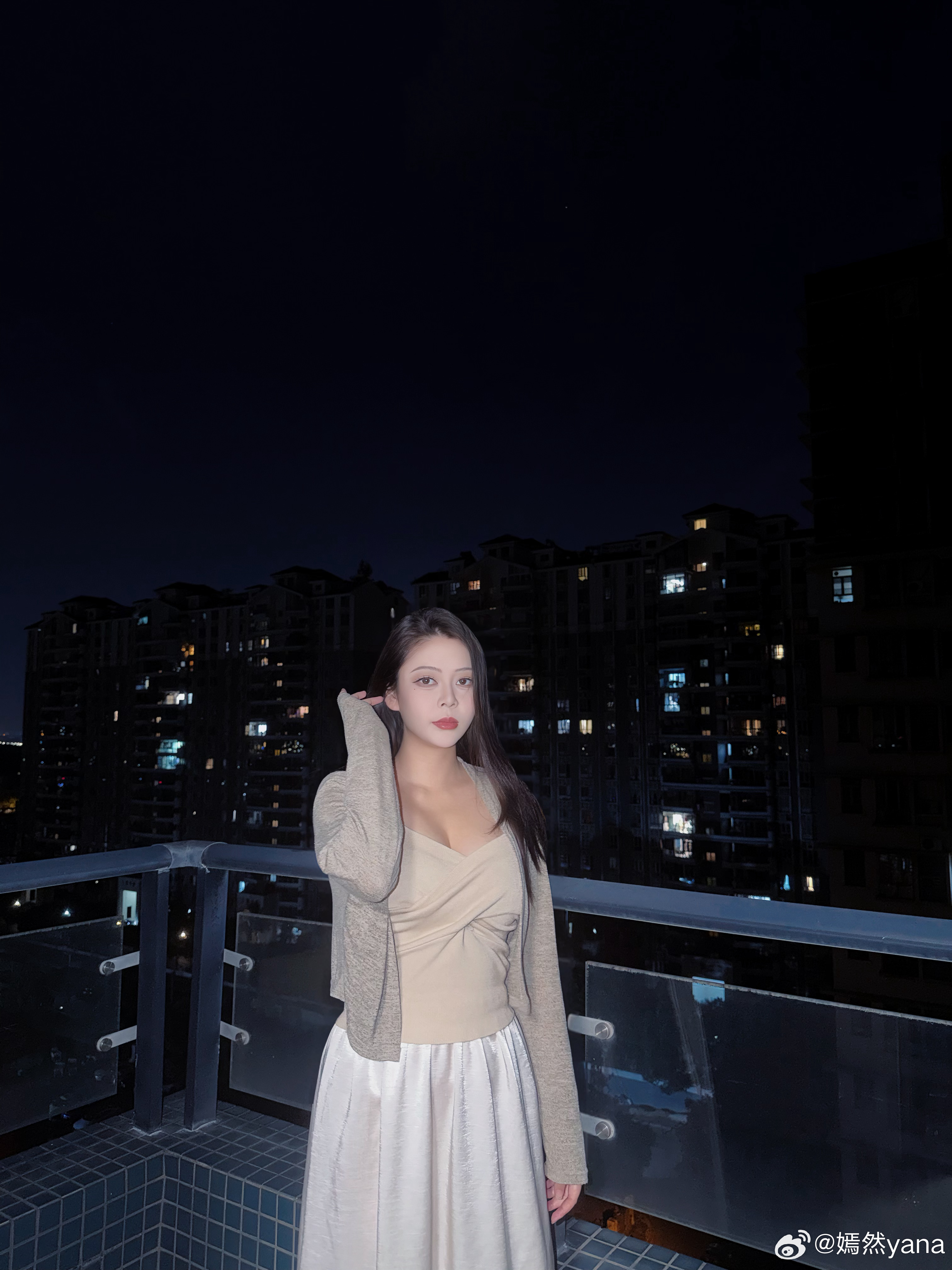 我依然热爱世界，为什么是世界而不是生活。因为生活是围绕自己展开的，可触碰的、可做