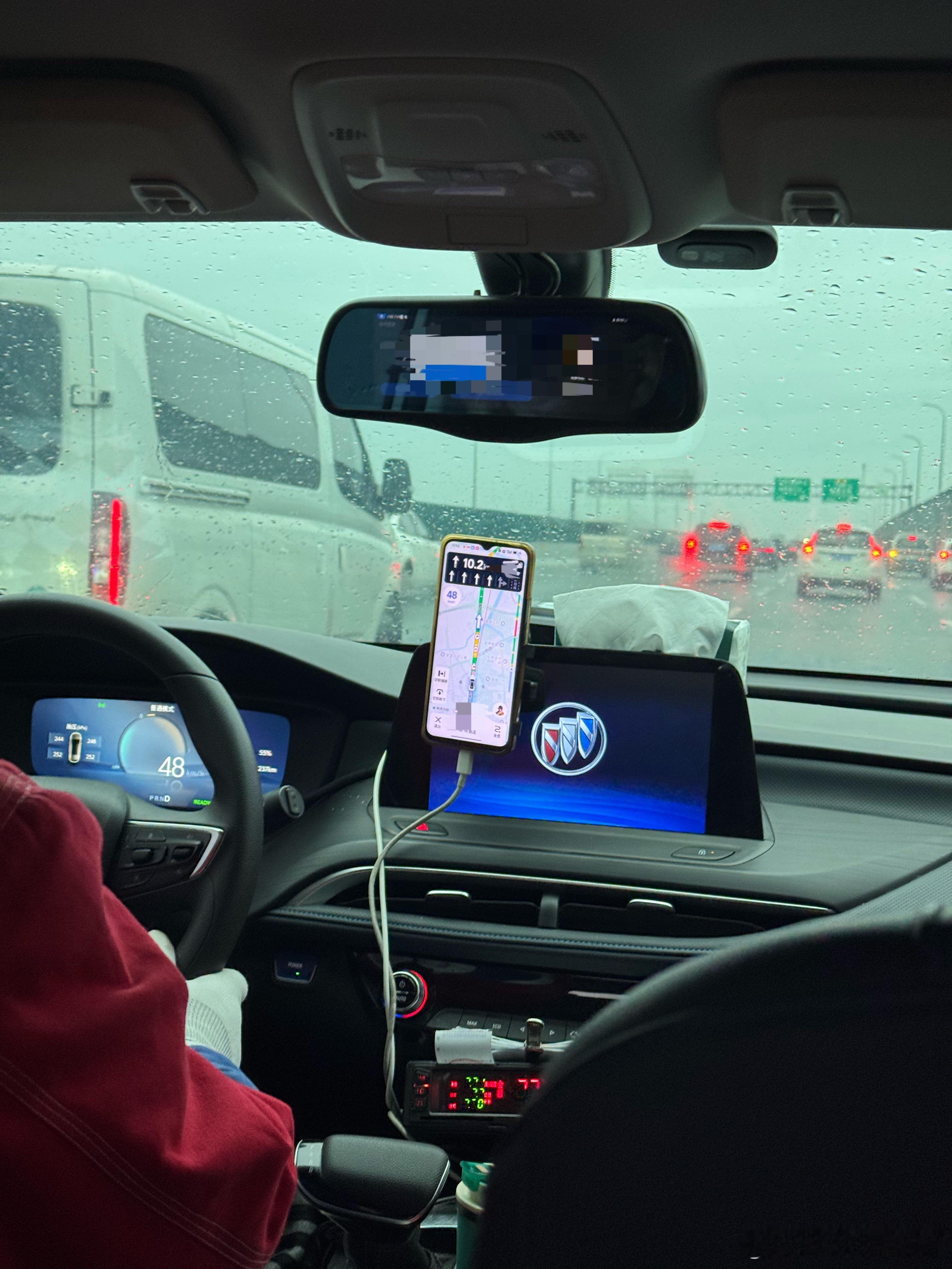 下雨天坐出租车对我这种晕车的人简直噩梦这忽悠忽悠的车速