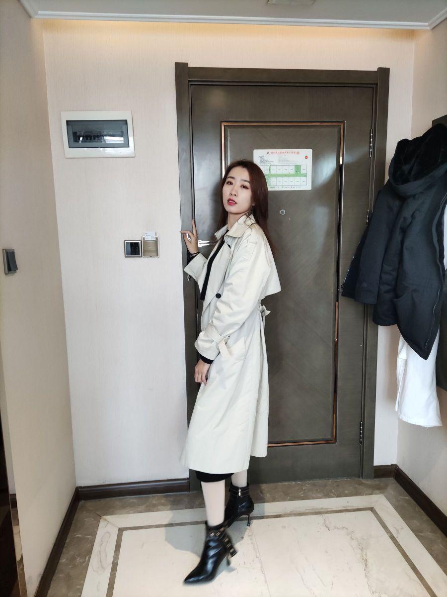 晒图笔记大赛米白双排扣风衣挺括有质感，内搭黑色露腰套装，搭配带金属扣饰的黑色尖头