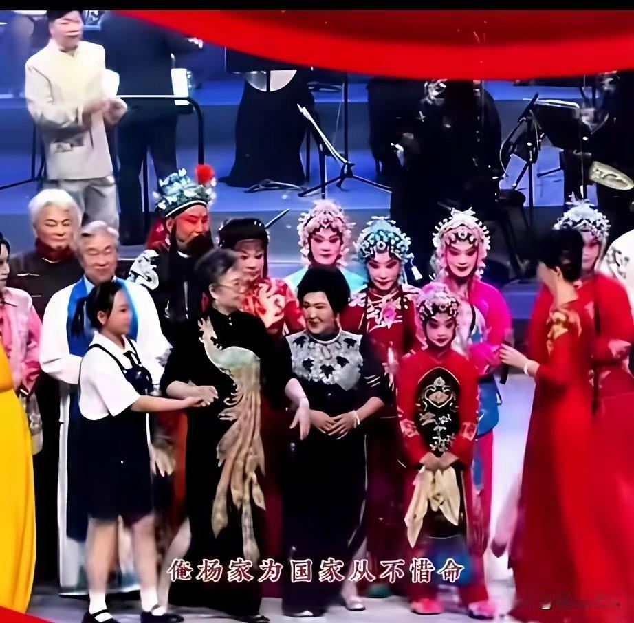 大家对此可能误解了！
河南曲剧谢幕的合照环节，本来两位老艺术家站位是很和谐的，之