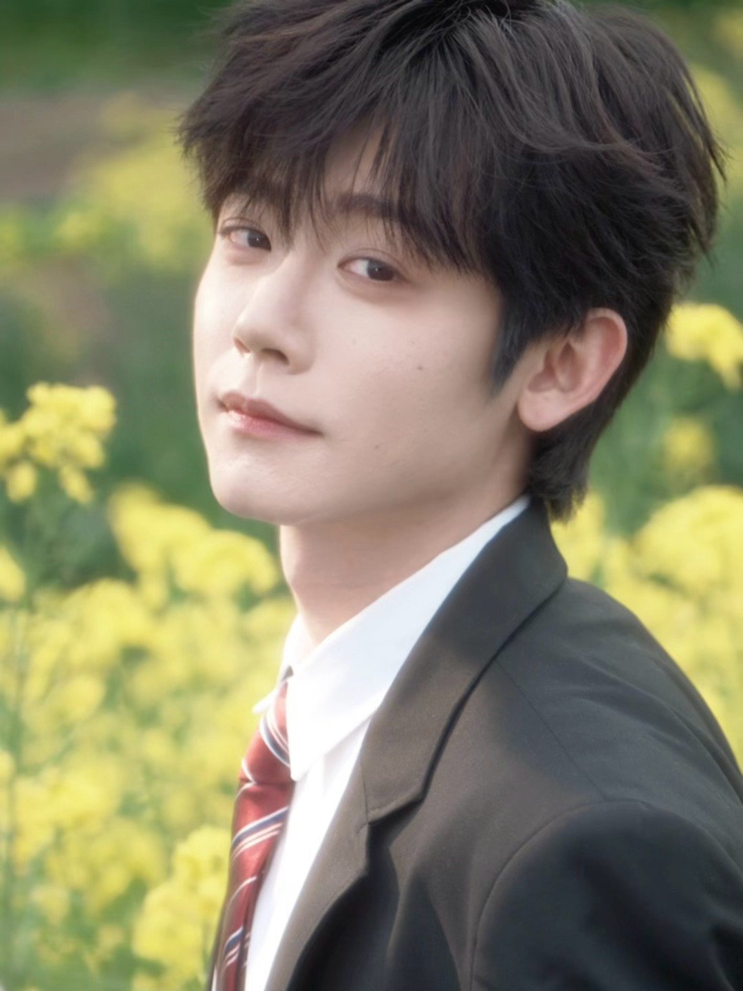 李卿[超话] lq李卿  “在这个繁杂的世界，只愿你能万事顺遂，星途璀璨平安多喜