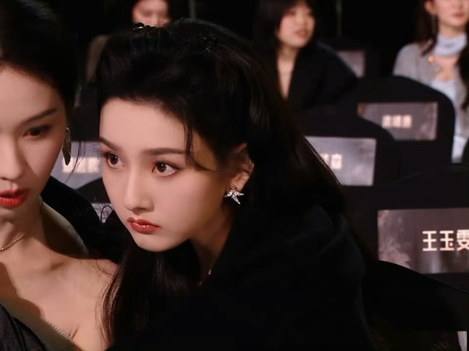 看到陈都灵冷，宋祖儿就把自己贴了暖宝宝的披肩给嘟嘟披上了，美女间的惺惺相惜。陈都