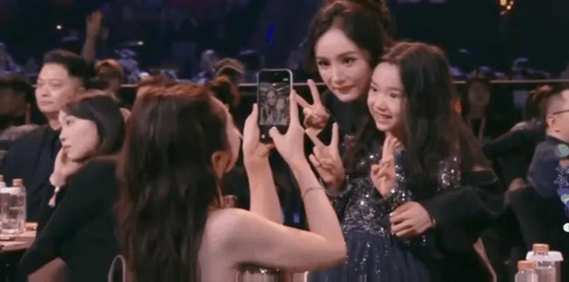 杨幂真的是一点面子不给董璇留啊！嫌弃直接挂脸上。
董璇给杨幂和女儿拍照，俩人都准