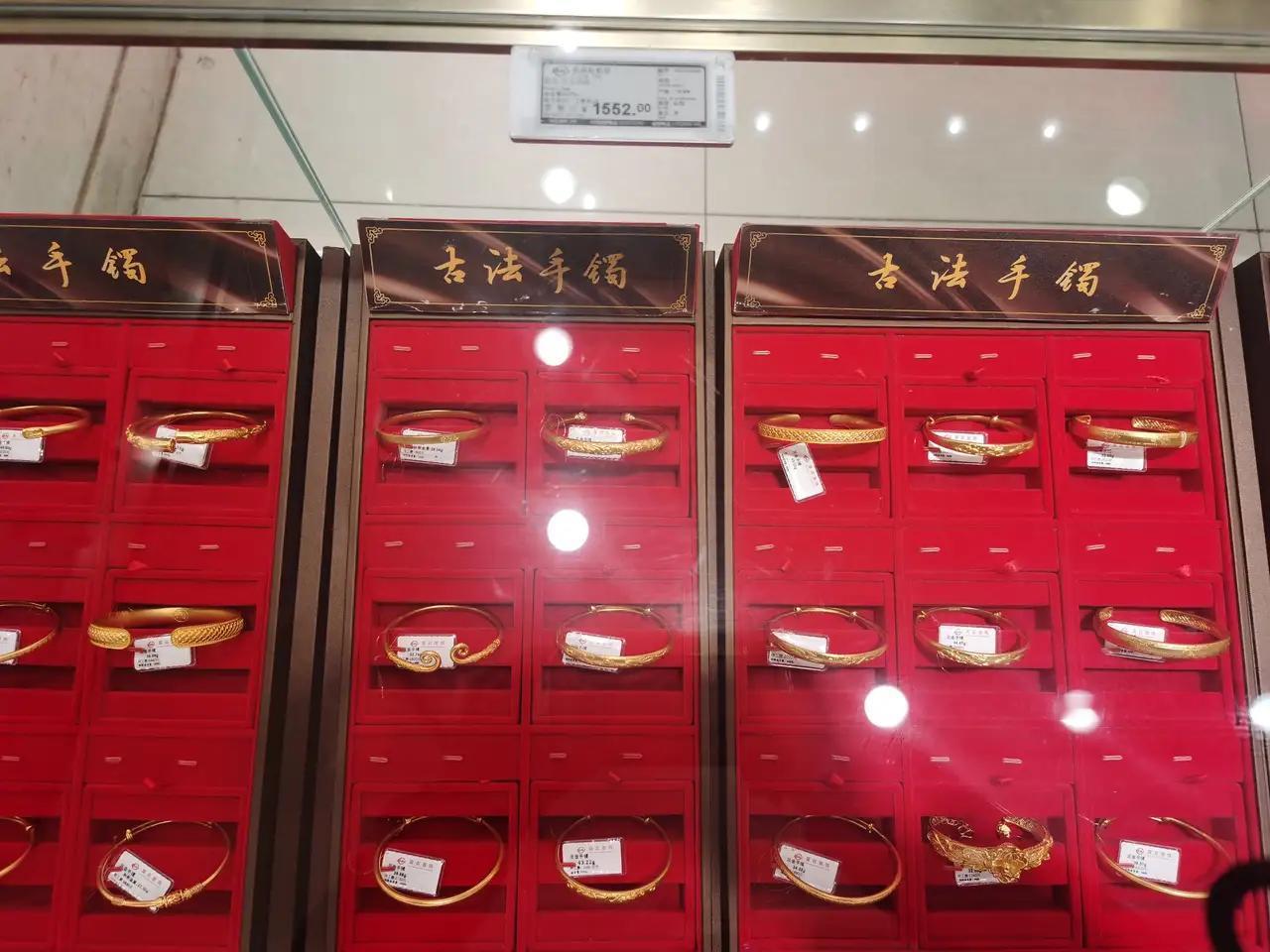 黄金狂潮再掀北京！菜百商场排队4小时，千人争抢抛售黄金，背后究竟隐藏着哪些秘密？