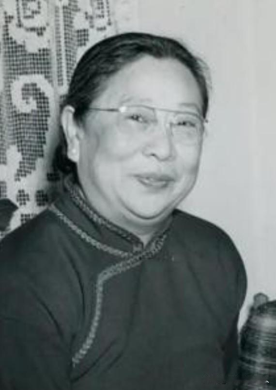 民国副总统黎元洪借宿在部下家中，睡梦中隐约觉得有些不对劲，他的裤子湿了一片。他急