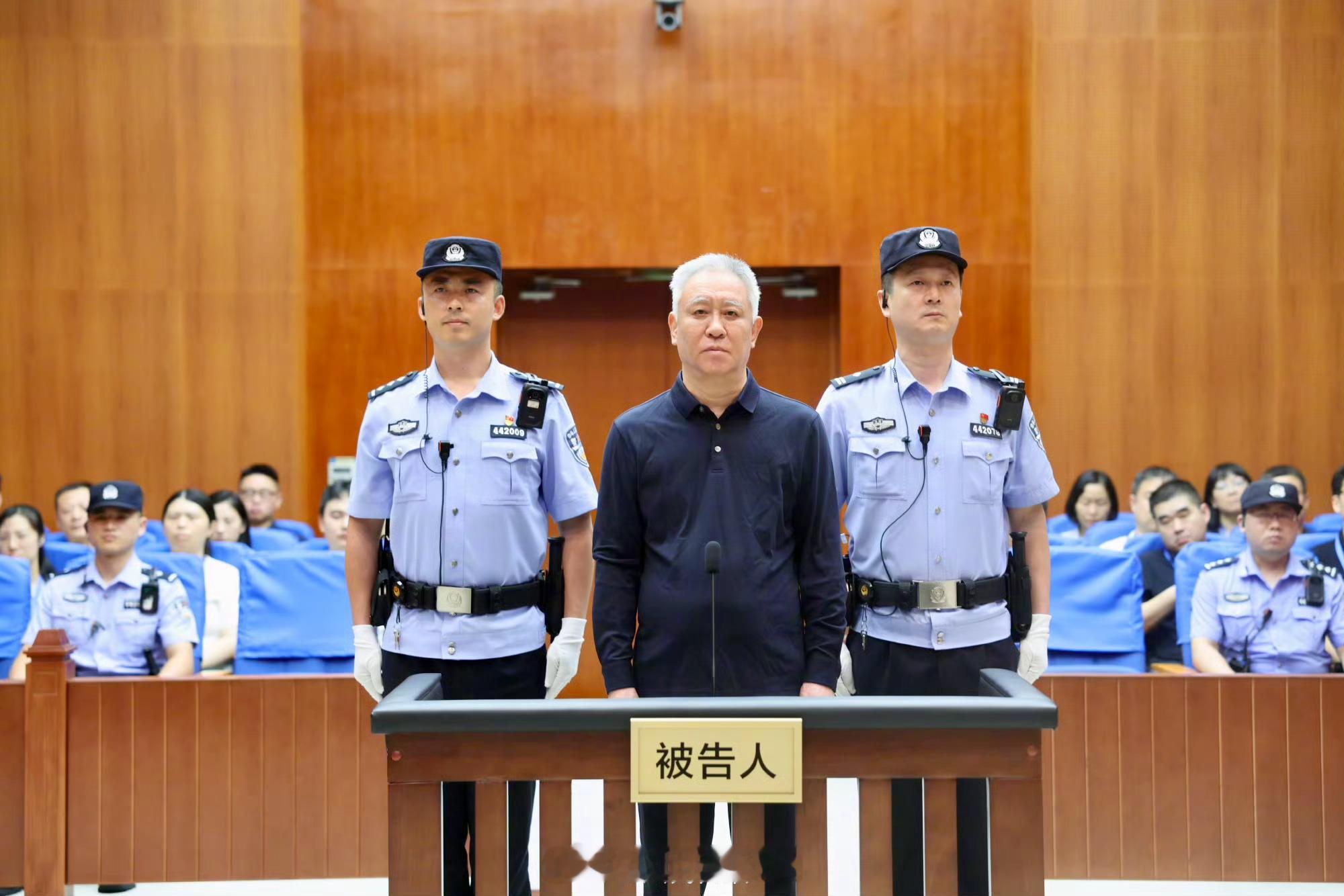 25年建帝国，5年亲手拆掉。许家印，无期。从河南泥巴路到广州摩天楼，再到深圳被告