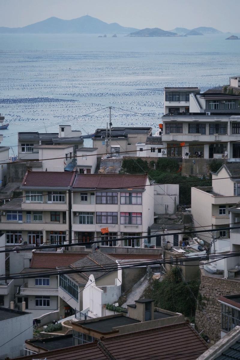 暑假海边游，浙江舟山枸杞岛真的好美！
舟山枸杞岛
美景和美食推荐：
1、东崖绝壁