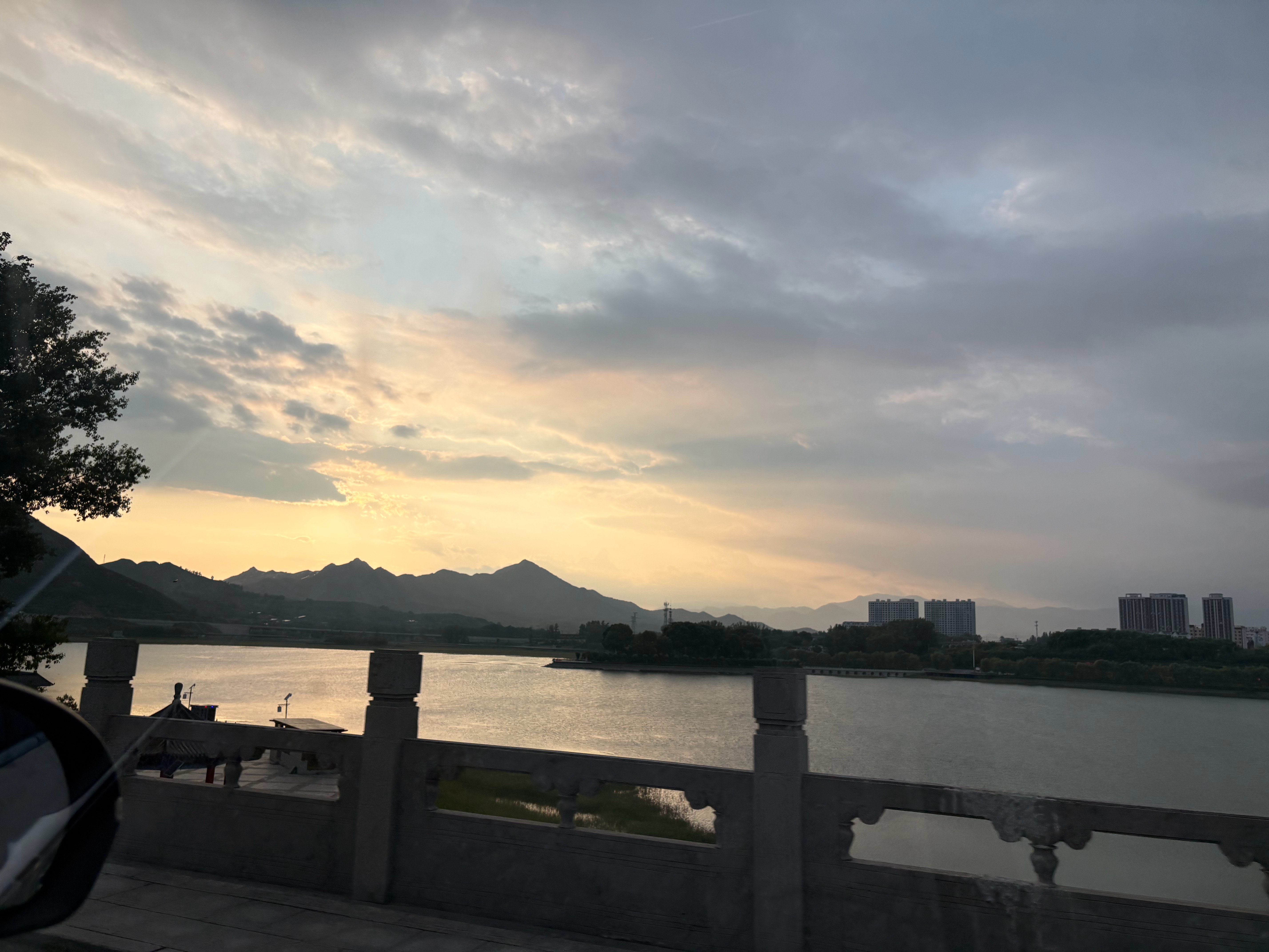 在晨光中慢慢醒来，听听鸟语，闻闻花香，让情绪更加舒畅。抛却烦恼忧伤，接纳欢乐芬芳